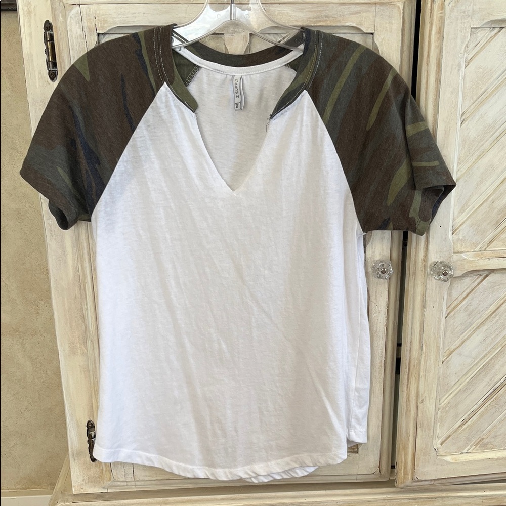 Z SUPPLY Short Sleeve Tee White/Camo V Neck Size XS
